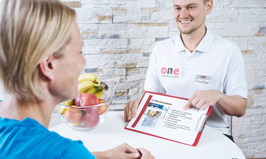 Formateur présentant un planning de menus Formateur présentant un planning de menus